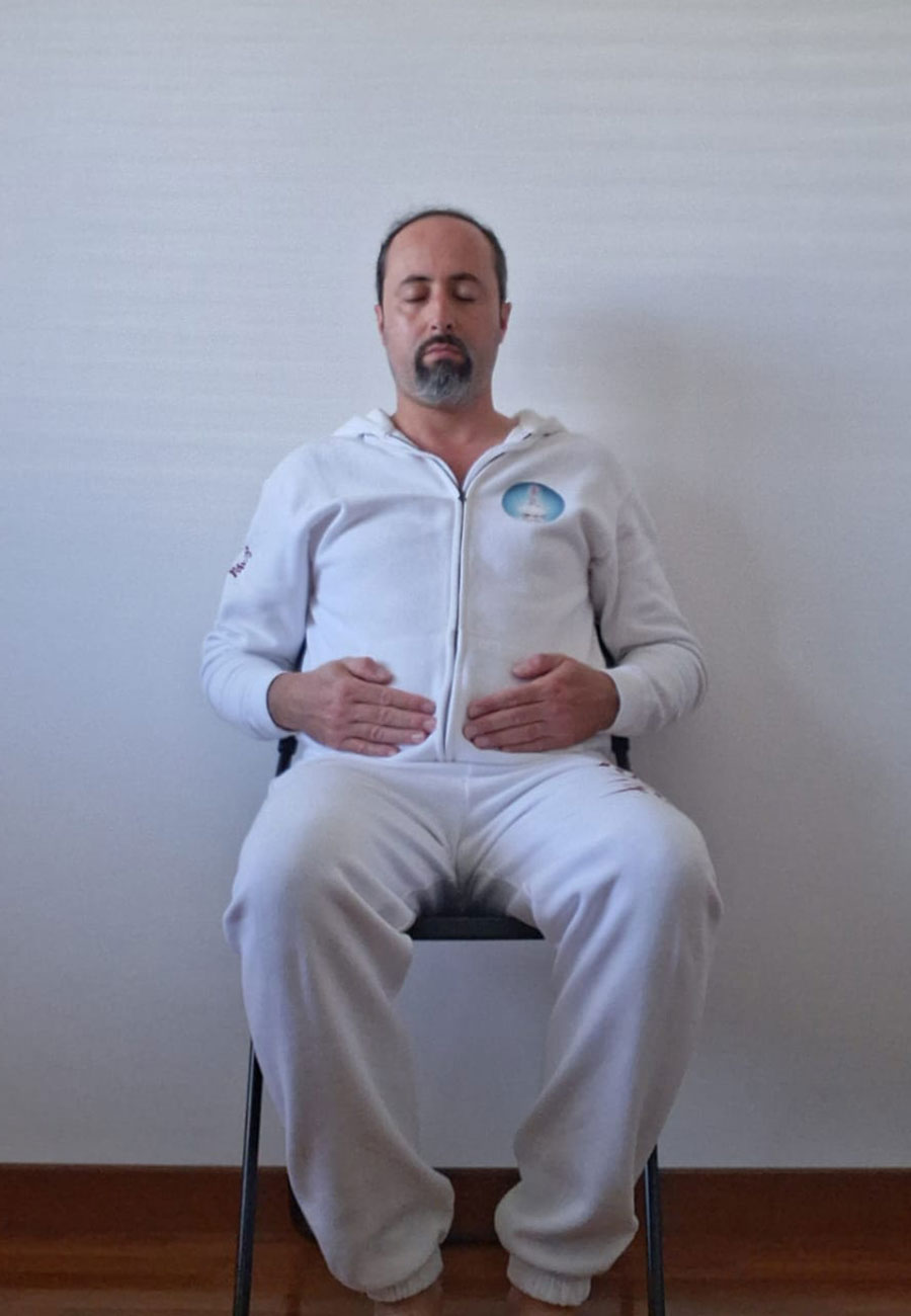 Simone Bortolusso durante una pratica di Reiki