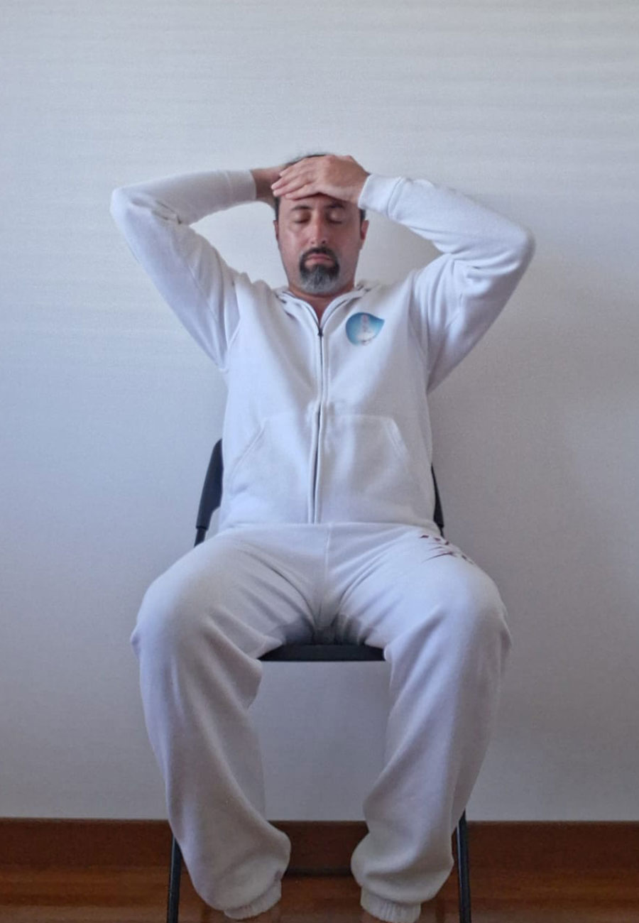 Simone durante l'autopratica Reiki